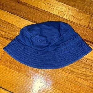 Toddler navy bucket hat 1.5-4 years like new.